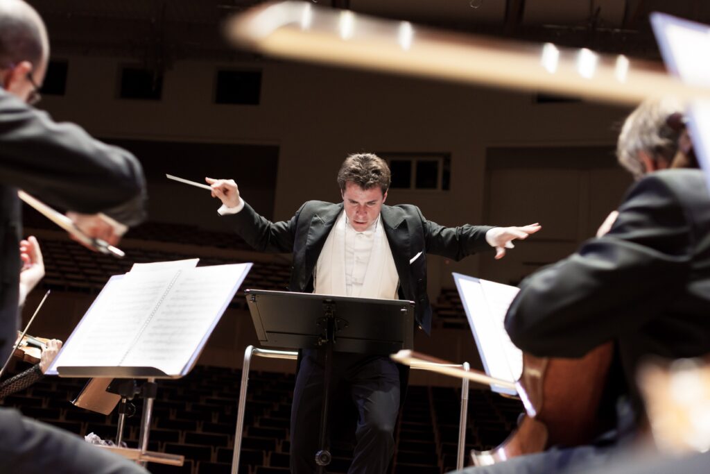Dirigent Jakub Hrůša bude opět během tří koncertů řídit jeden z nejlepších orchestrů světa: Newyorskou filharmonii