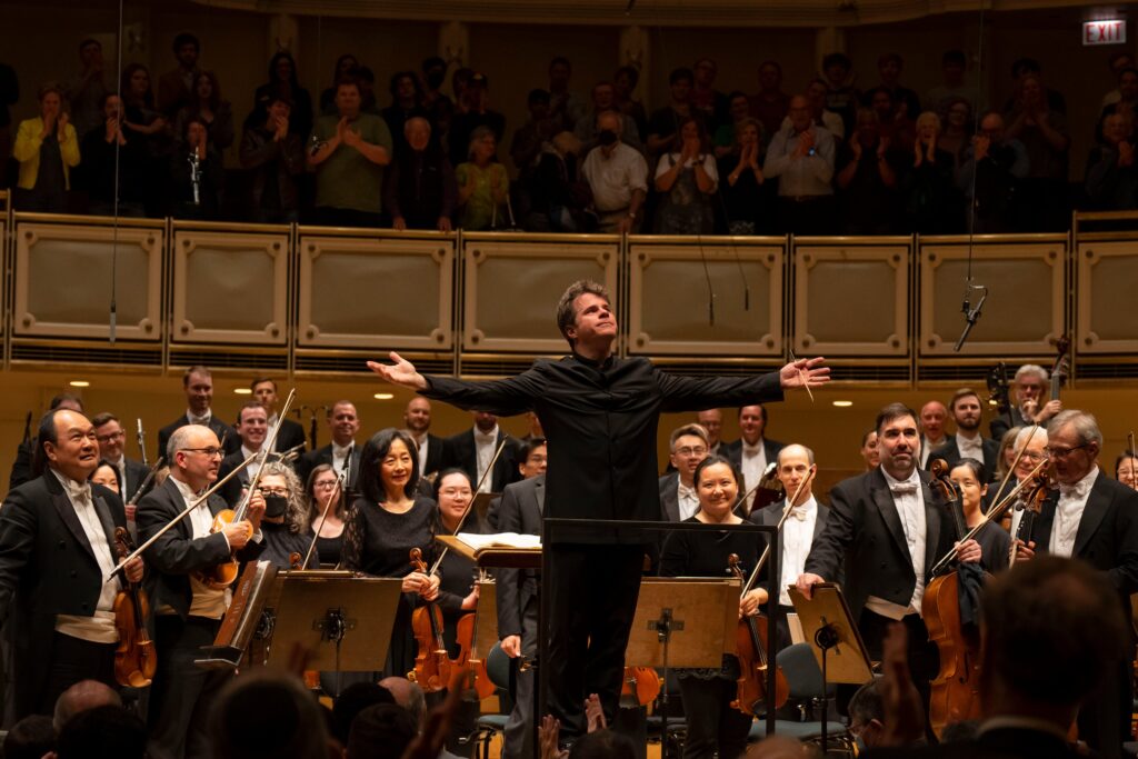 Jakub Hrůša v březnu opět ovládne Chicago – česká expanze vyvrcholí houslovým koncertem Bohuslava Martinů s Josefem Špačkem