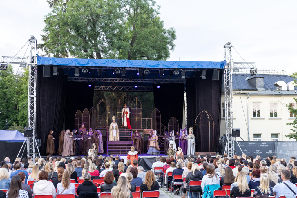 Novinkami festivalu Moravské divadelní léto bude muzikál Sugar a komedie Natěrač