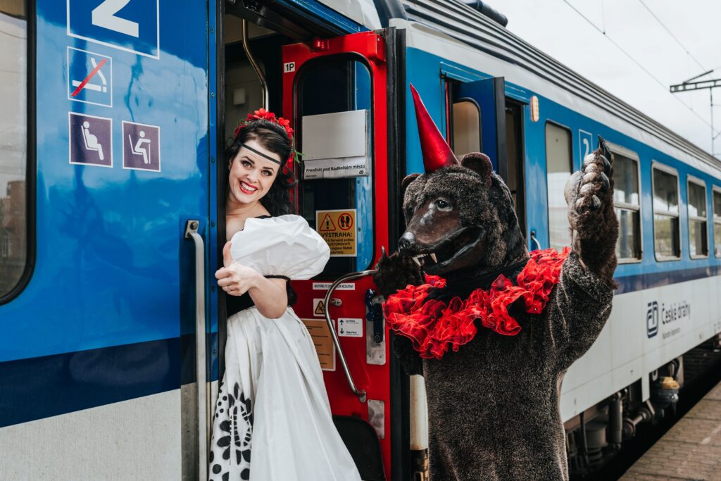 Za operou z Prahy do Ostravy a zpět Smetanovským vlakem