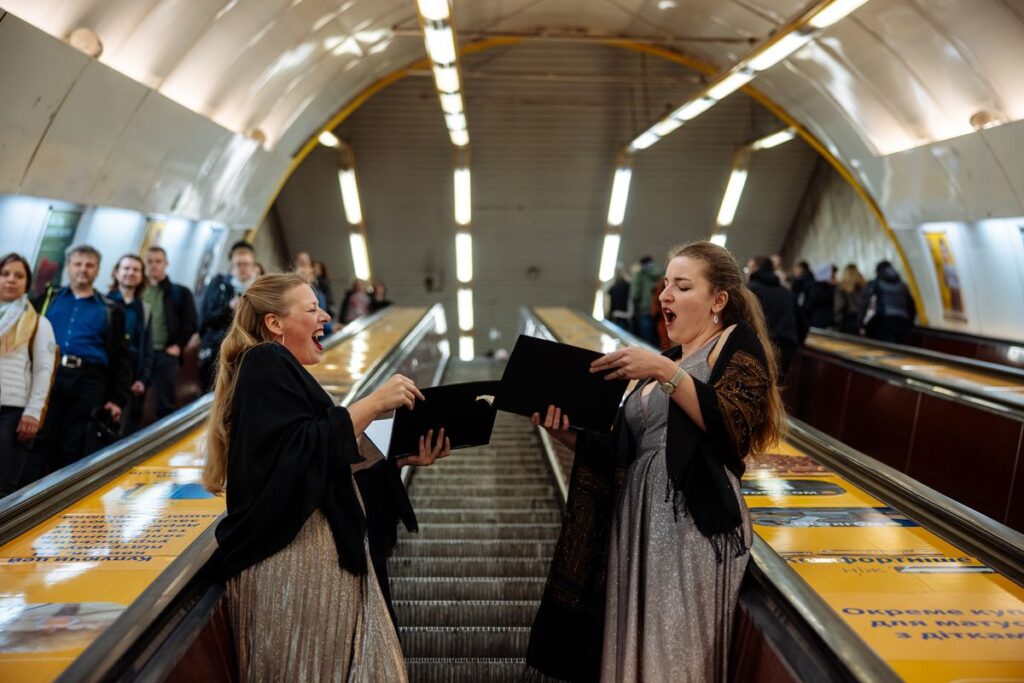 42 vteřin umění v metru: Eskalátor kultury nabídl operu, vážnou hudbu, povídku, malby i taneční performance