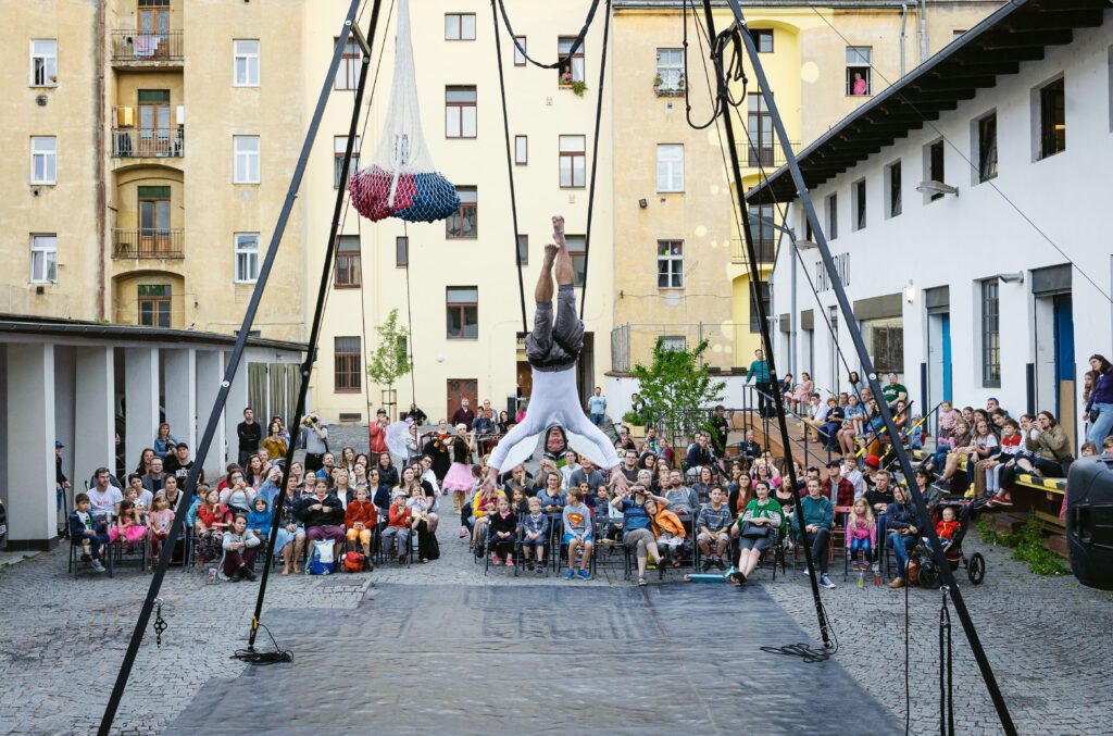 Rodinný festival Nuselské dvorky nabídne nový cirkus, divadlo i workshopy