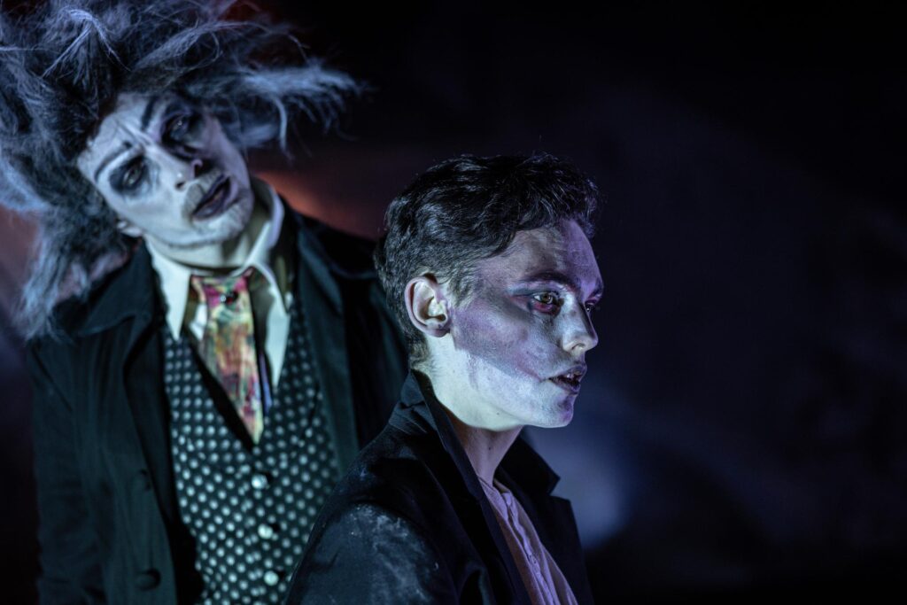 Zámeckou zahradu v Českém Krumlově a budovu bývalé pošty v Českých Budějovicích spojuje divadelní festival Jižní Svéráz