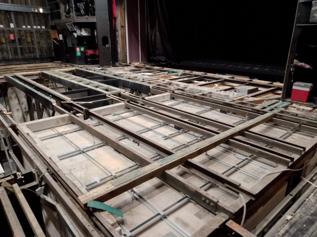 Moravské divadlo vstoupí do sezony 2024/25 s novou podlahou na jevišti