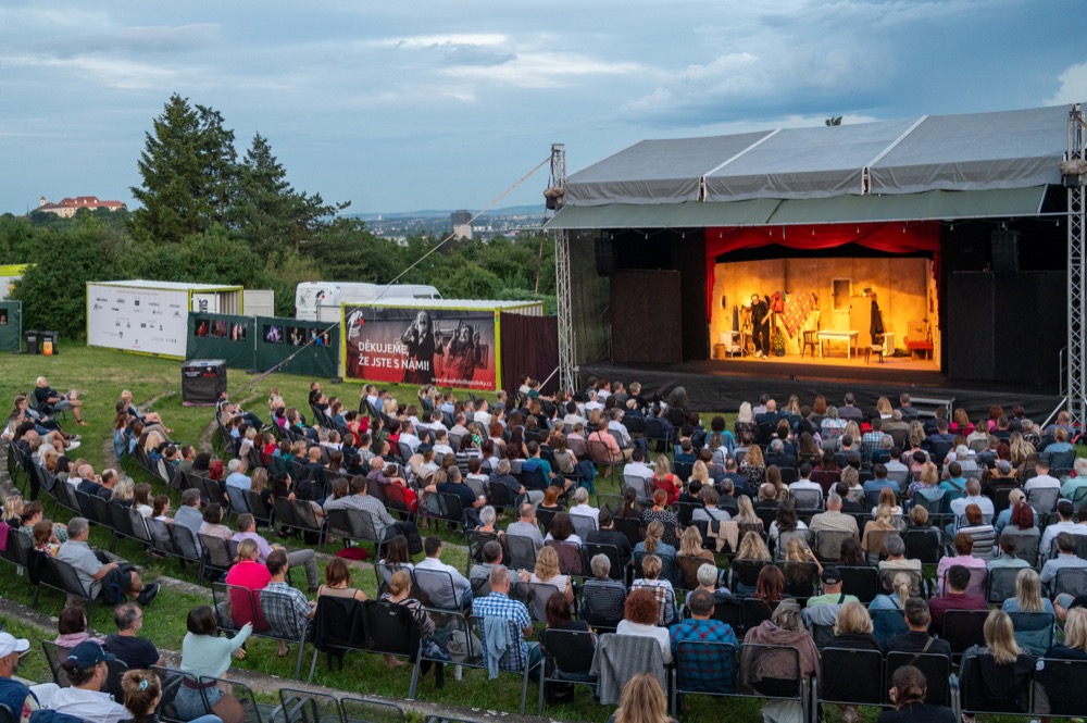 Tipy z Letní scény Divadla Bolka Polívky: Simona Stašová, Bolek a Anna Polívkovi, Alena Mihulová, Pavel Liška a další herecké hvězdy pod širým nebem
