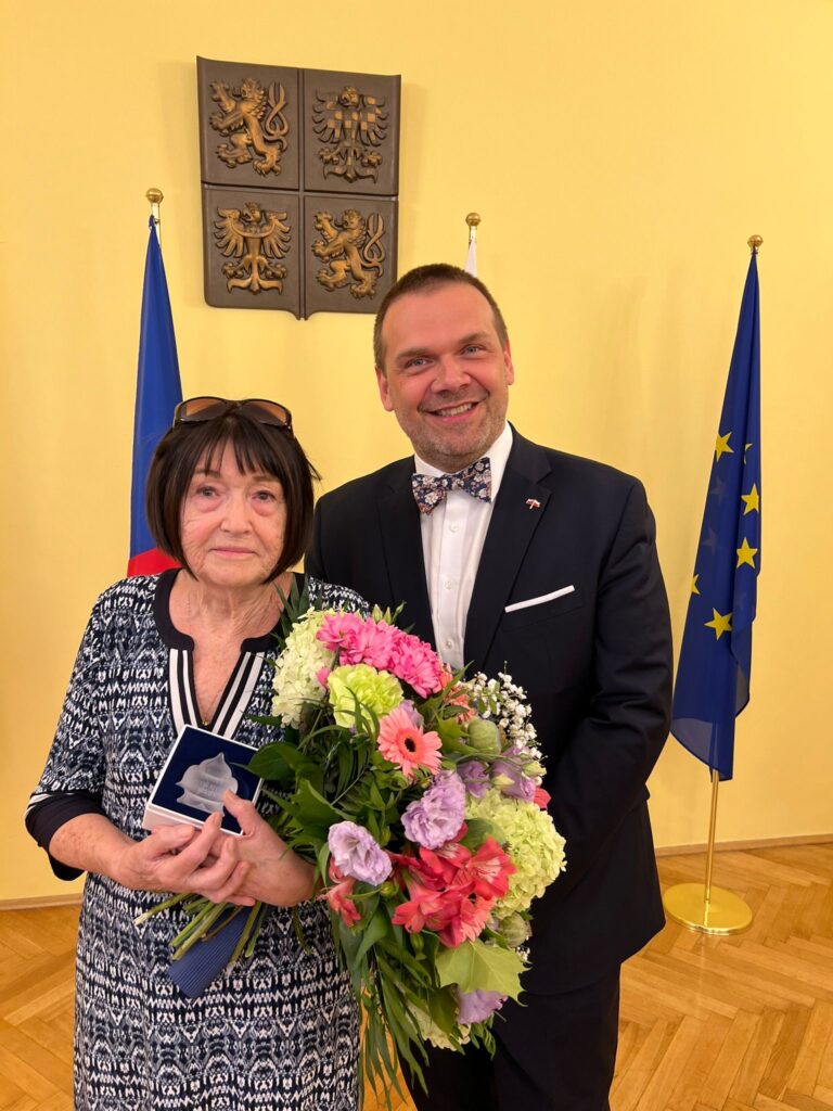 Jitka Stokalská dostala od ministra Baxy ocenění Artis Bohemiae Amicis