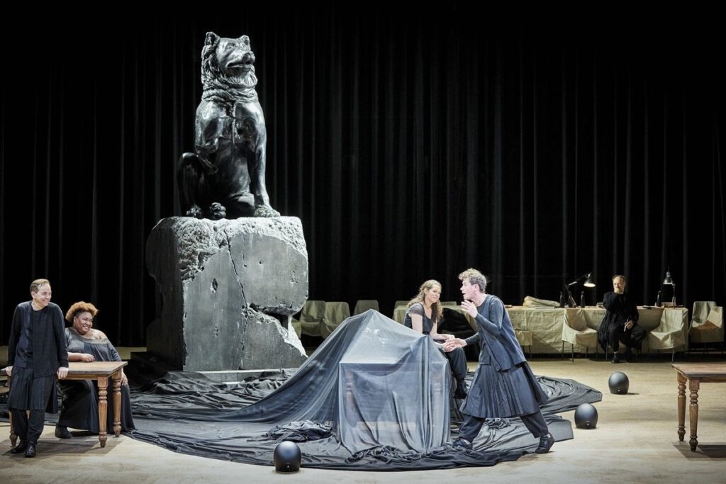 Festival Divadlo uvede slavný soubor Comédie-Française i téměř pětihodinovou inscenaci Extinction spojující taneční párty, koncert, divadlo i live cinema