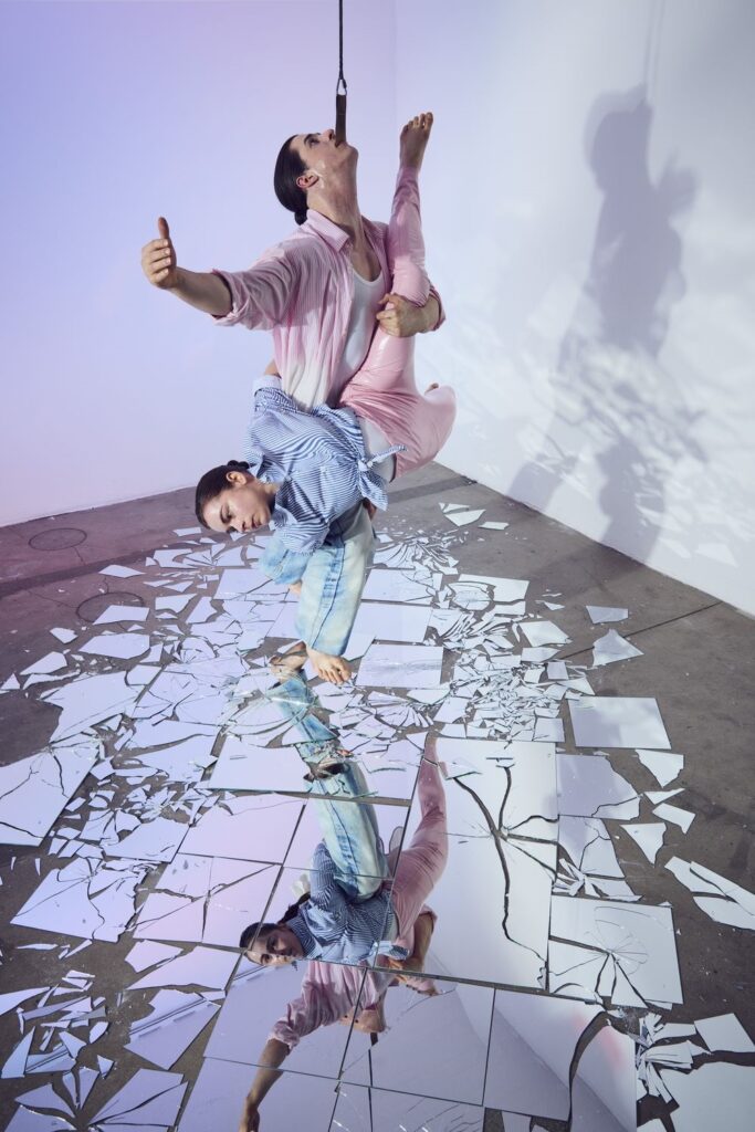 Švédský soubor Kompani Giraff zkouší na Jatkách78 představení spojující nový cirkus, magii a hudbu Beirut