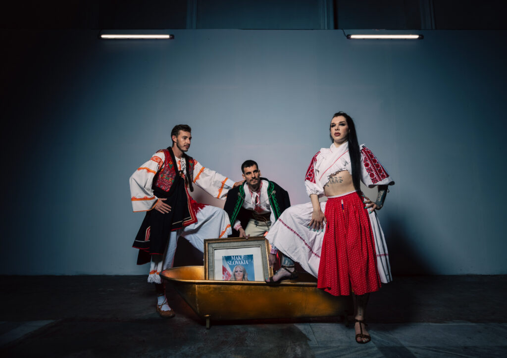 Čtvrtý ročník PiNKBUS festivalu s heslem „Messing with traditions“ se uskuteční v Divadle Komedie a v Paláci Akropolis