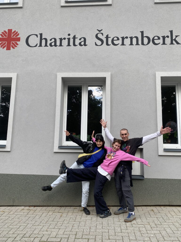 Zahraniční umělci tvoří ve Šternberku s lidmi bez přístřeší