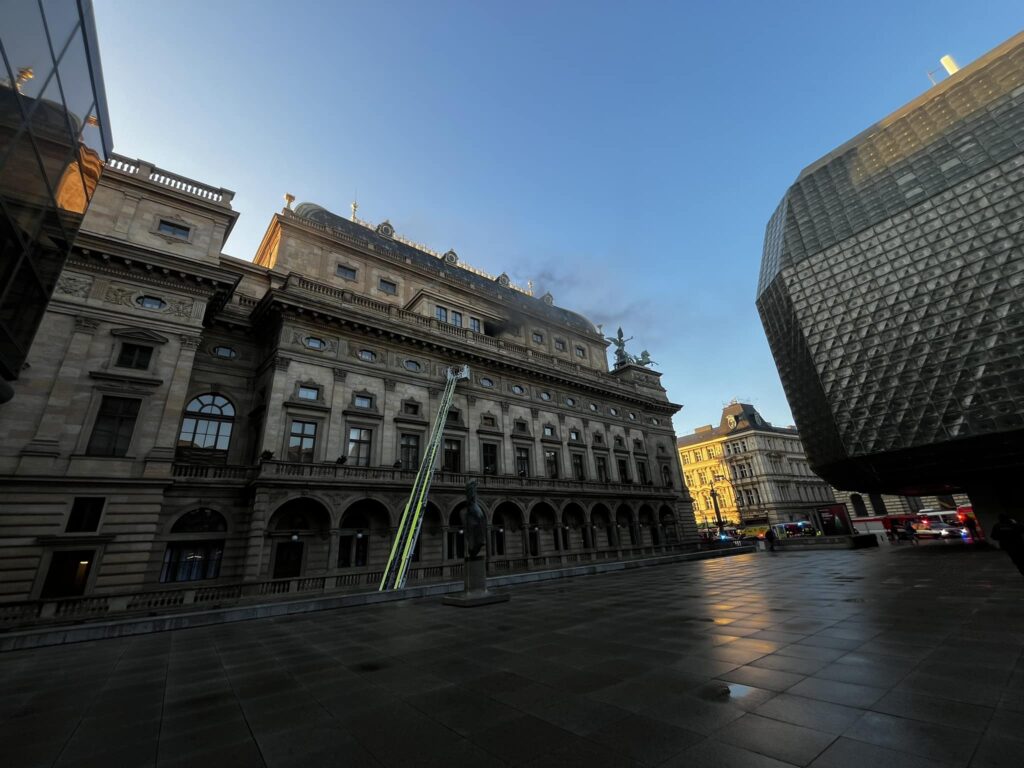 Desítky hasičů zasahovaly u požáru v historické budově Národního divadla