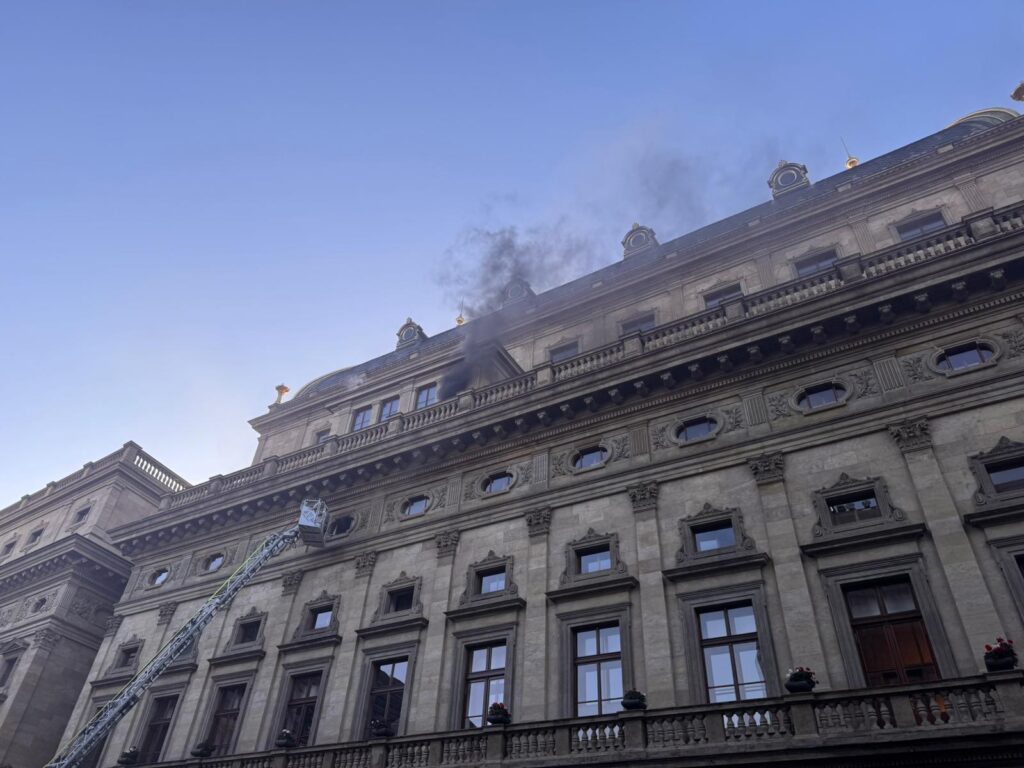 Za loňským požárem v Národním divadle byl asi nedopalek cigarety, škoda 2,5 milionů korun