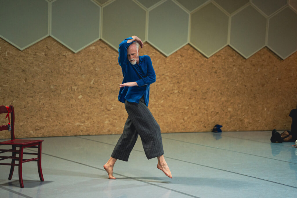 Hvězda taneční improvizace Julyen Hamilton uvede v listopadu v Praze dvě představení a povede workshop