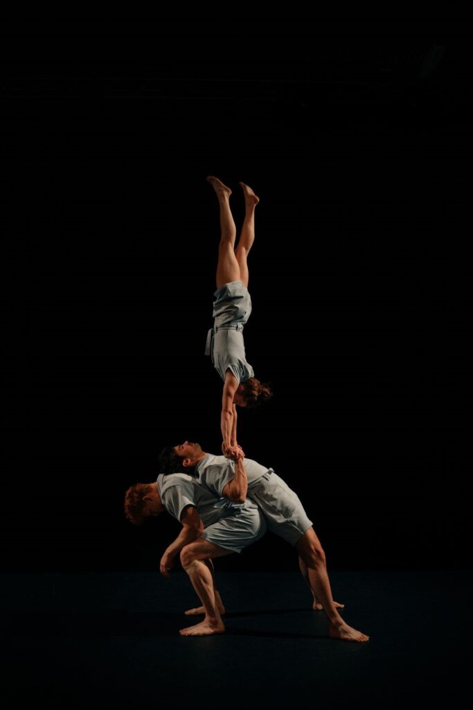 Fyzická akrobacie na nejvyšší úrovni. Mezinárodní soubor Knot on Hands přiveze na Jatka78 českou premiéru představení Concrete