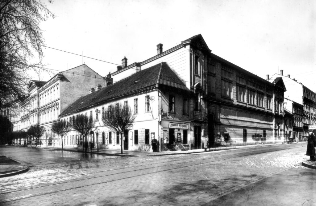 Pozvánka na e-výstavu o divadle na Veveří – první stálé české scéně v Brně