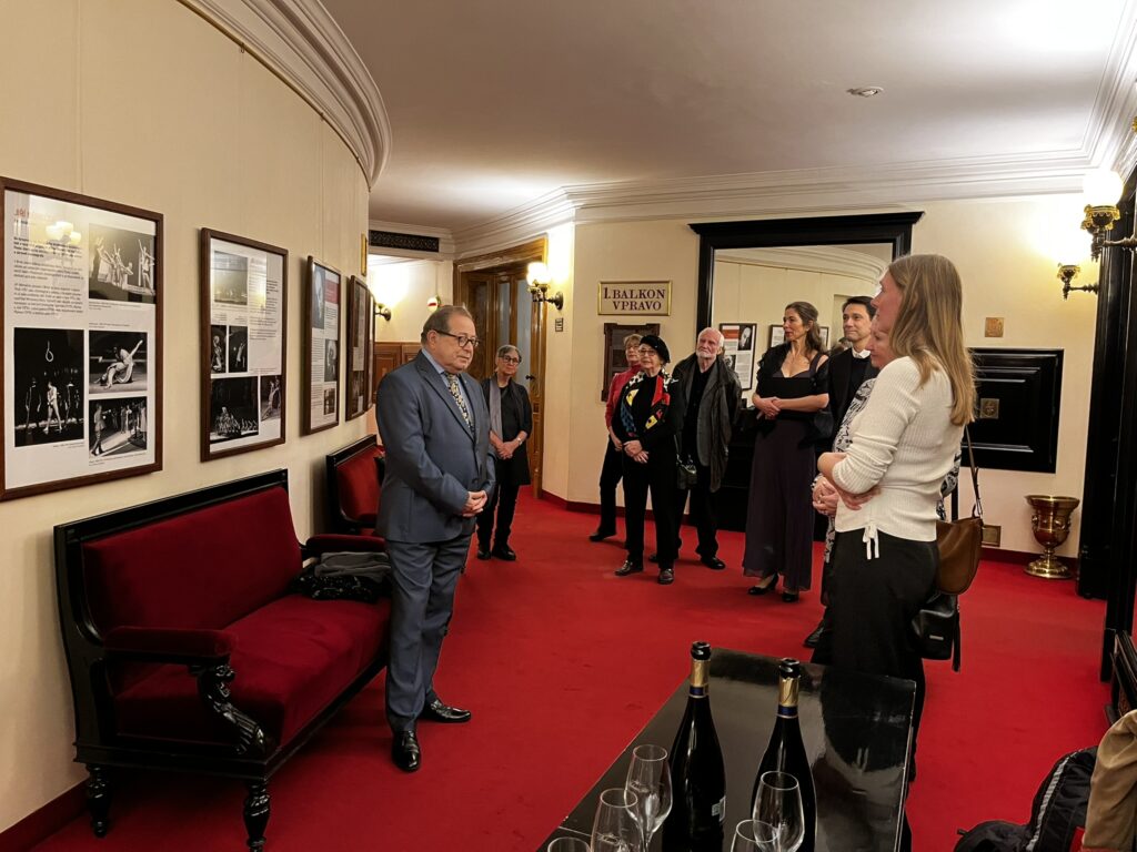 Výstava Společných 300 je poctou třem legendám českého tanečního umění – Miroslavu Kůrovi, Jiřímu Němečkovi st. a Lubošovi Ogounovi