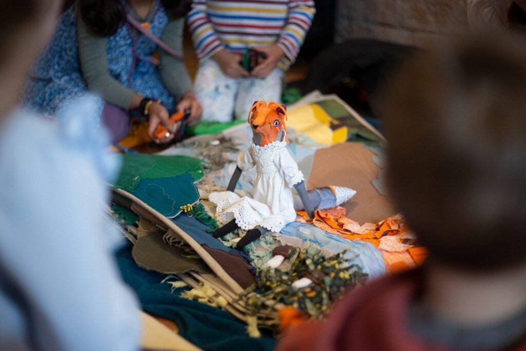 Brněnské divadlo Mikro-teatro usiluje o zbourání bariér mezi účinkujícími a publikem, minimalistické inscenace hraje v bytech či kavárnách