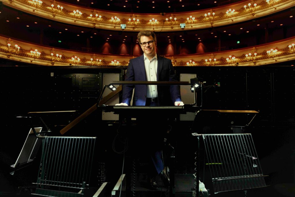 Dirigent Jakub Hrůša září v londýnské Královské opeře: Jenůfa předznamenává hvězdnou budoucnost