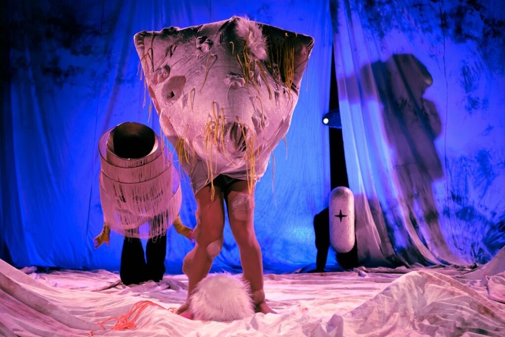 Představení jako lekce jógy nebo rave party. Festival Malá inventura přinese to nejzajímavější ze současného nezávislého divadla