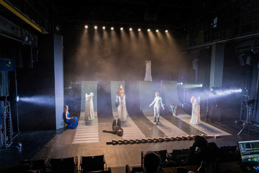 Mýtické ženy ožívají v nové autorské inscenaci Divadelní fakulty JAMU a nastavují si vzájemné zrcadlo s těmi dnešními