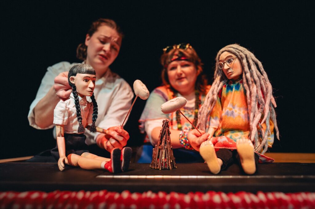 Klárčino putování za babičkami ožívá na jevišti ostravských Loutek