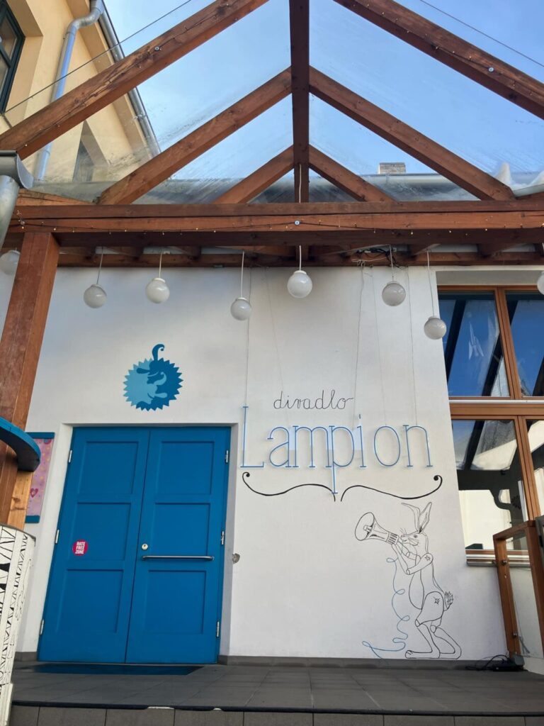 Vyjádření odstupujícího vedení Divadla Lampion k událostem kolem premiéry inscenace MáMě