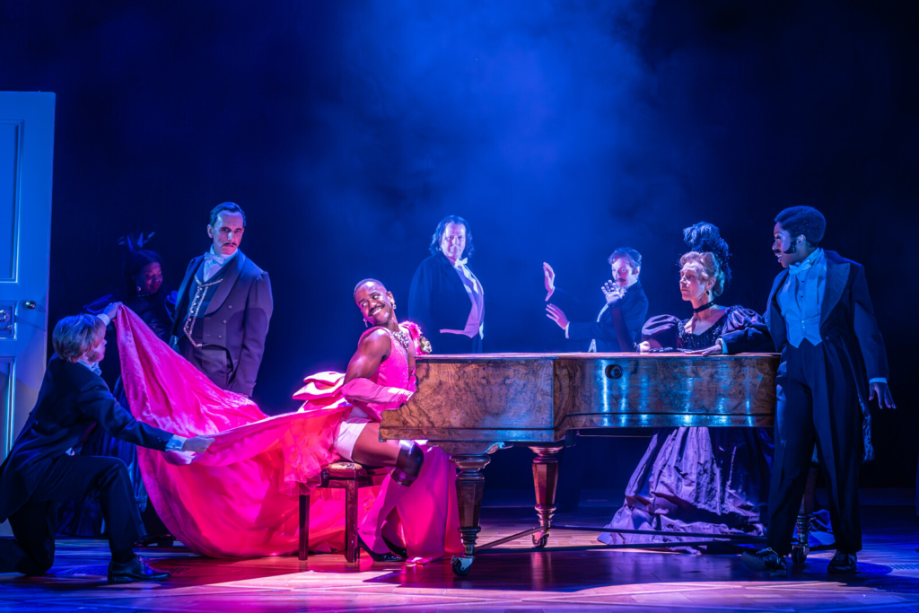 Satirický humor Oscara Wildea se vrací do kin v barvité divadelní verzi jeho nejoblíbenější komedie