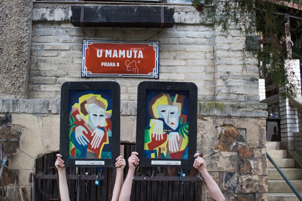 Pozvánka na výstavu abstraktních, figurálních a surrealistických obrazů divadelního architekta Dalibora „Mamuta” Štyse