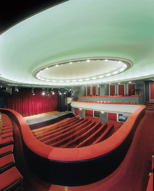 Divadlo v Dlouhé vymění sedadla a podlahu v hledišti