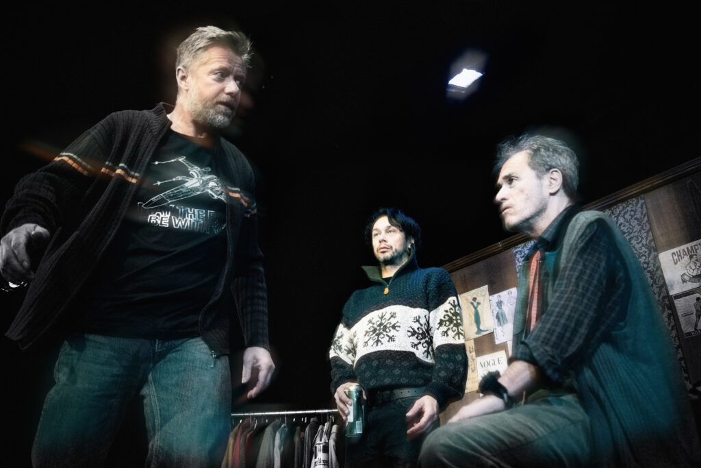 Tragikomedie Housle z Divadla Ungelt je k vidění online na Dramox.cz