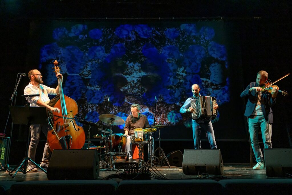 Struny dětem příští víkend rozehrají divadlo Minor; nádvoří Novoměstské radnice i Vodičkova ulice budou patřit vodnímu živlu