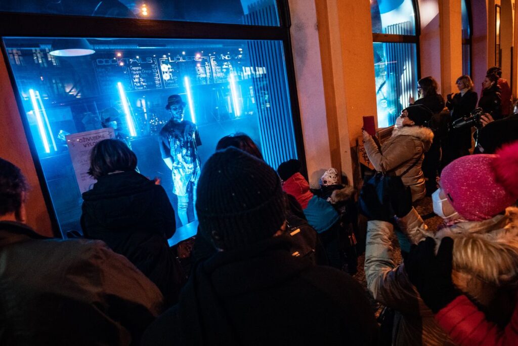 Oživené výlohy, Výdejní okénko kultury, Ukrajina, metro nebo ZOO. Pět let iniciativy #kulturunezastavis na nejzajímavějších fotografiích na Jatkách78