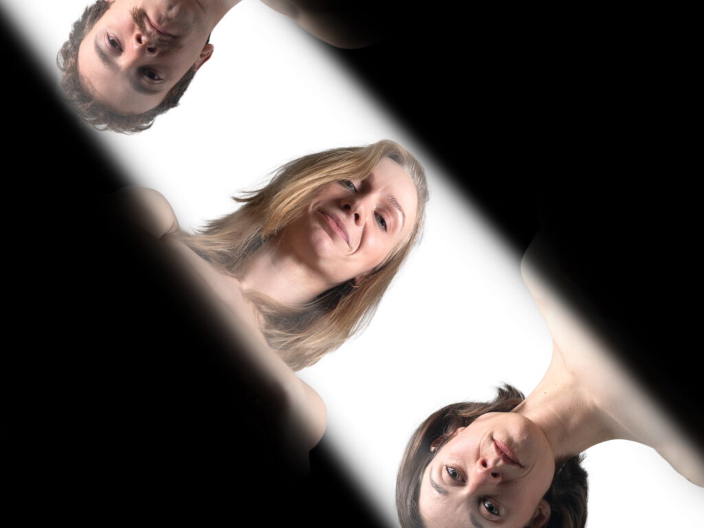 Nová inscenace Divadla na cucky BLAHObytí: Tři příběhy o zběsilosti lidského bytí. Proč se trápíme, když nám nikdy nebylo lépe?