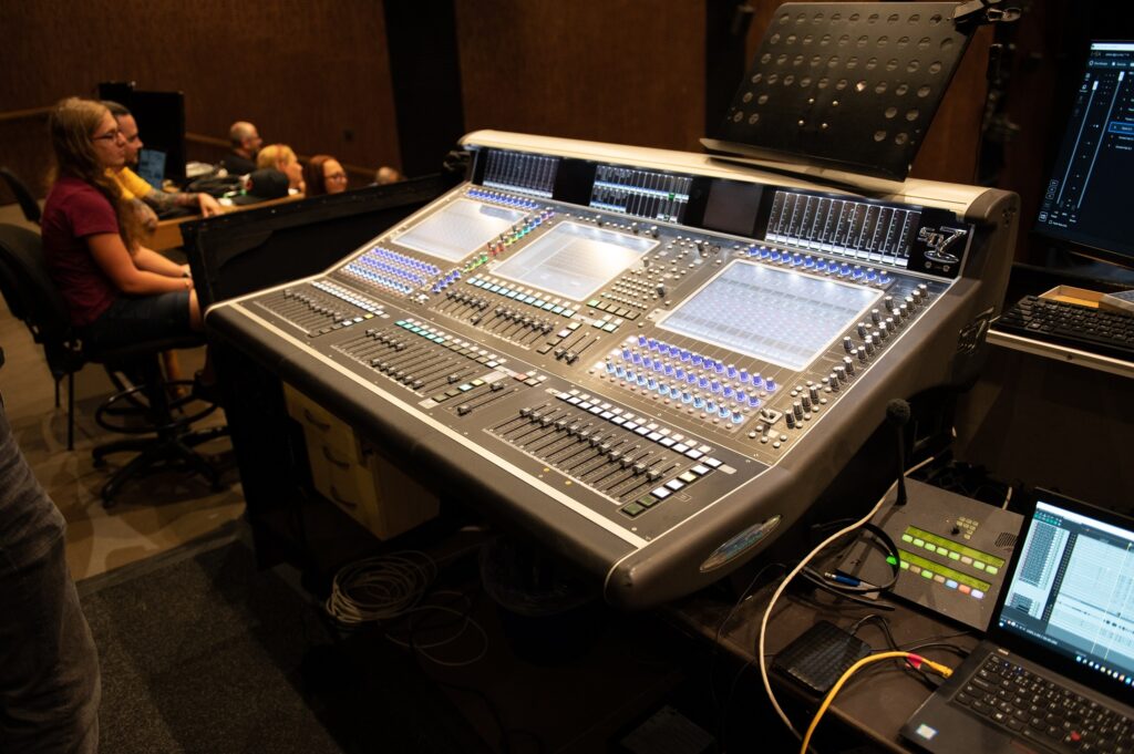 Speciální akustická zkouška na Nové scéně Divadla J. K. Tyla v Plzni přilákala i odborníky ze zahraničí