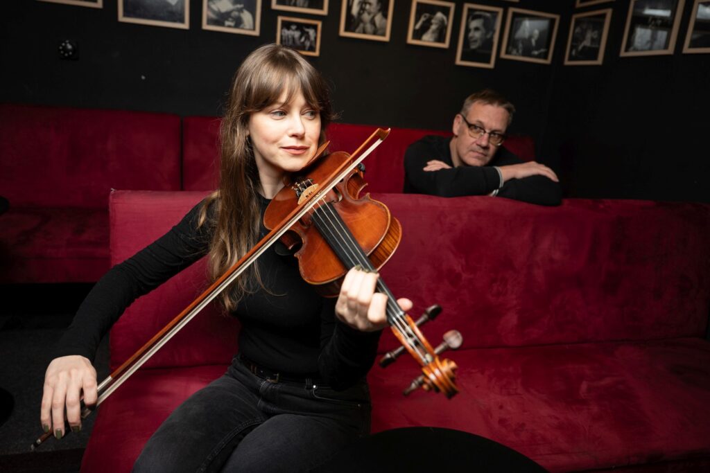 Divadlo Viola uvede na jevišti Knihu roku, básně o lásce silnější než smrt přednese Jenovéfa Boková s Davidem Matáskem