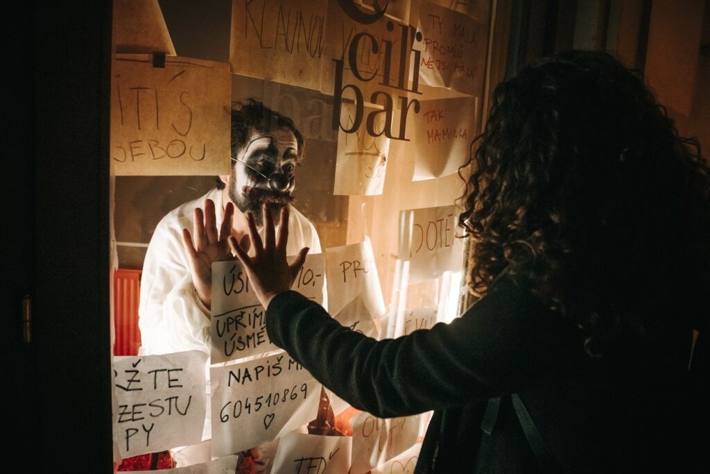 Iniciativa #kulturunezastavis slaví půlkulaté výročí rozsáhlou výstavou v pražském divadle Jatka78