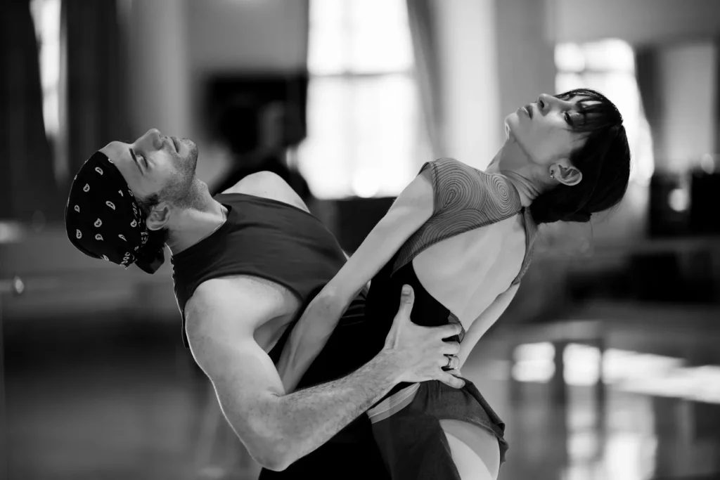 Chaos, napětí, smích: baletní Sarkasmy v Národním divadle odhalují hloubky lidské zkušenosti