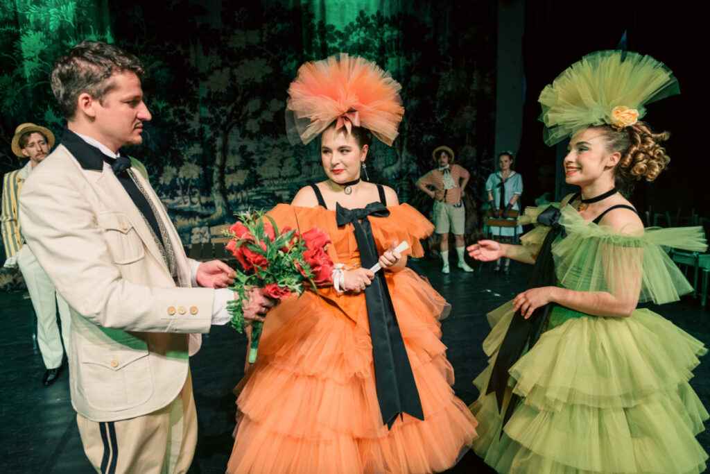 Móda, peníze, status. Vládly tehdy, vládnou i dnes. Letní byt Těšínského divadla nastavuje zrcadlo doby