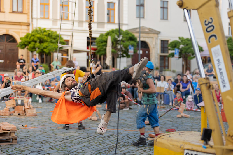 Cirkuzkus 2025 míří do parku. Divadlo na cucky láká na akrobacii i bazén bez vody