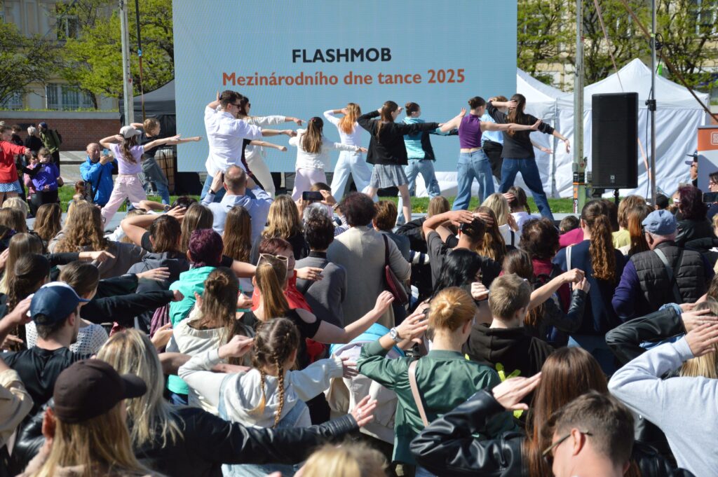 Mezinárodní den tance oslavíme s 400 tanečníky a flashmobem Oskara Heseh