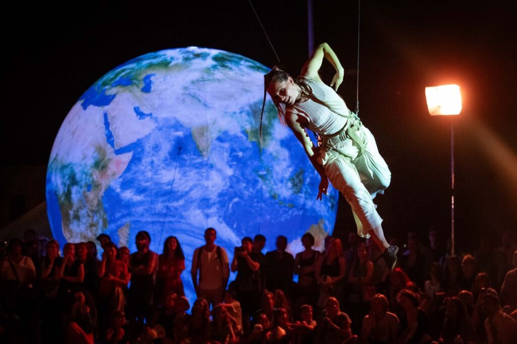 Osm zářících planet, akrobacie, obří loutky. V novém imerzivním projektu Mezi světy souboru V.O.S.A. Theatre cestují návštěvníci sluneční soustavou