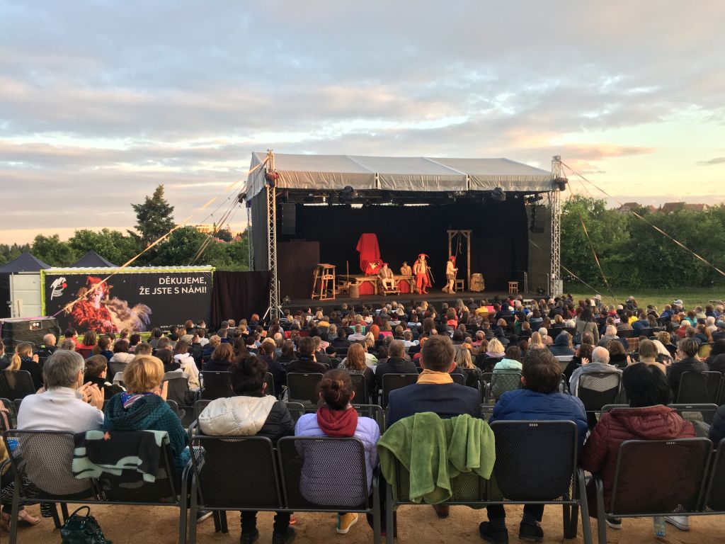 Desátý ročník Letní scény Divadla Bolka Polívky: bezmála pět desítek představení a pětice výjimečných koncertů
