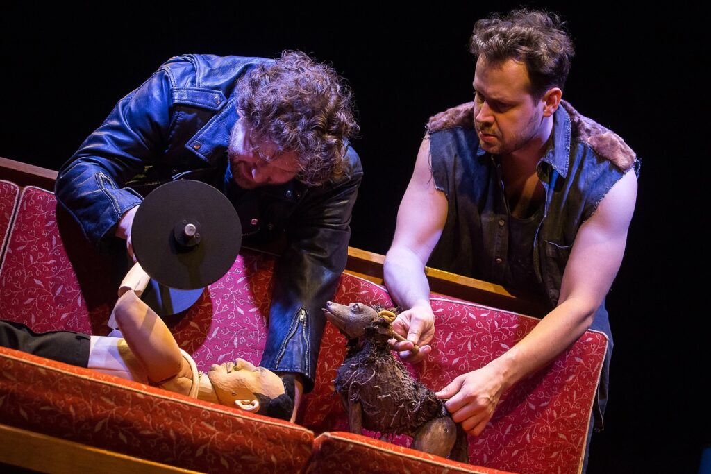 V nové inscenaci divadla Minor děti poznají svět viděný psíma očima