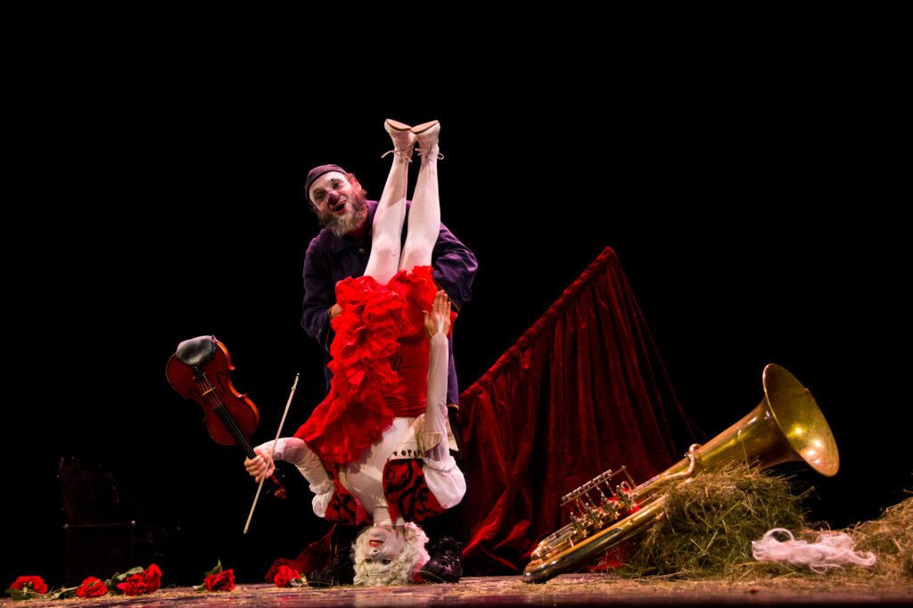 Festival CIRKULUM 2025 startuje ve velkém stylu – stěna smrti, emoce, fantazie i dětské šapitó