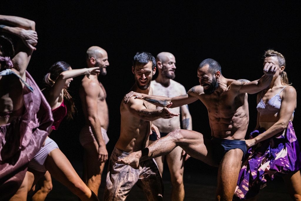 Festival TANEC PRAHA 2025 představuje událostmi nabitý program: umělci z 12 zemí 3 kontinentů po celé republice