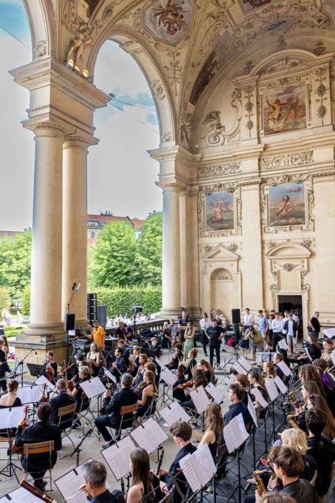 Festival ZUŠ Open v sobotu zaplní Valdštejnskou zahradu hudbou a tancem