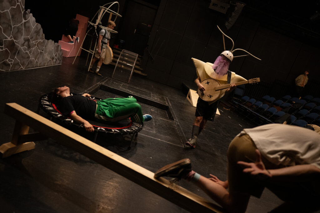 Ponor do vnitřního ucha. Divadlo DISK uvede premiéru hudebně-pohybové inscenace ORETRIOM: Krajina zvuku