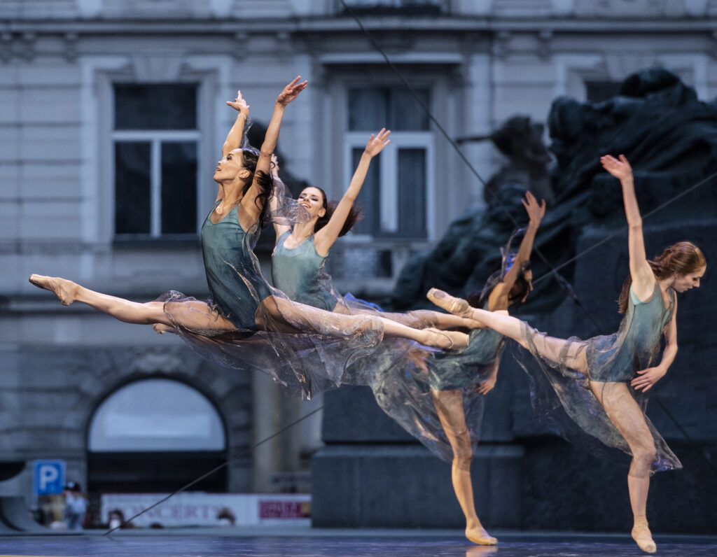 MÁ VLTAVA – baletní představení předních evropských sólistů v režii bratří Bubeníčků přesně za měsíc roztančí zámecký areál ve Veltrusech