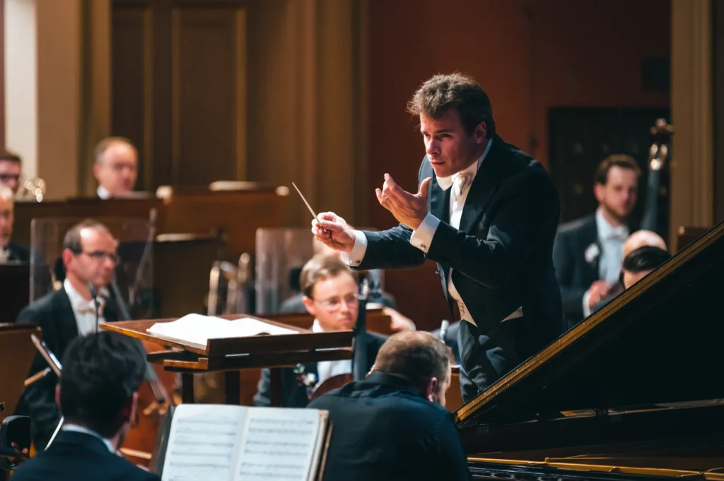 Novým šéfdirigentem a hudebním ředitelem České filharmonie bude od sezony 2028/2029 Jakub Hrůša