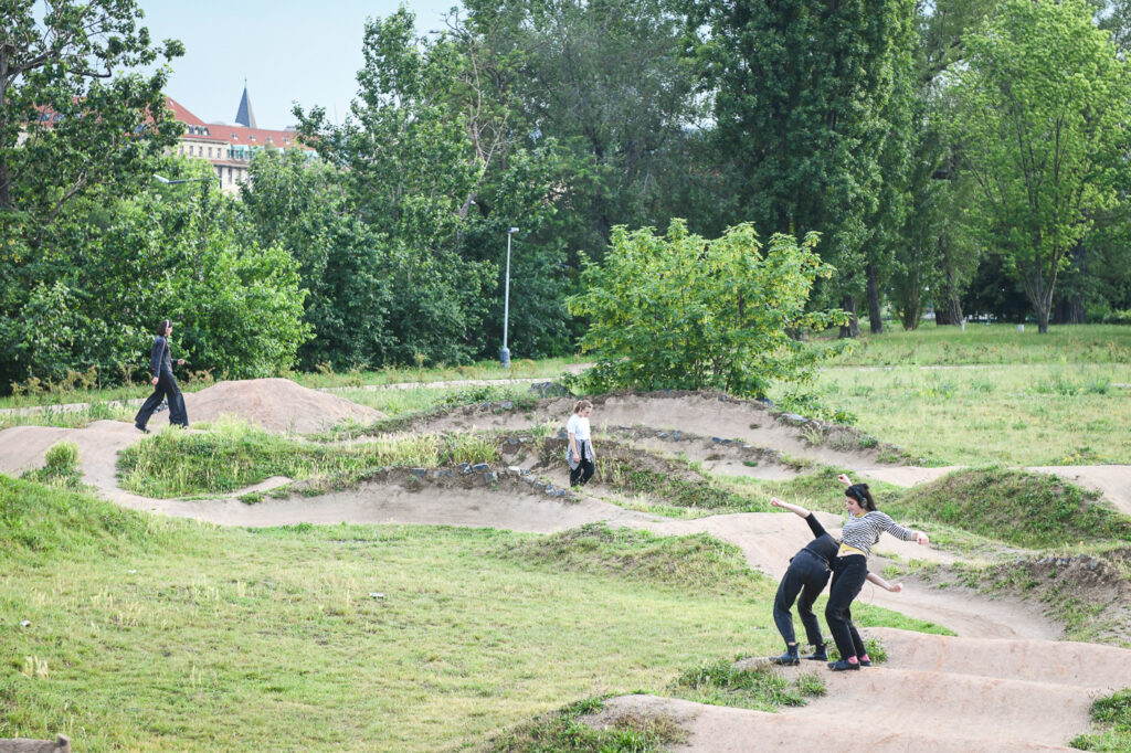 Taneční retreat u Sázavy i performativní večer v Praze: DANCETOPIA zve k odpočinku pohybem už podruhé